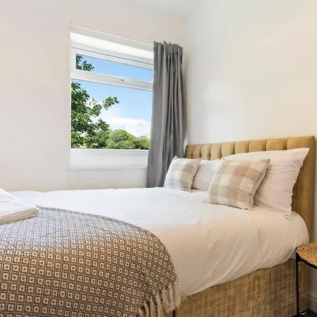 Apartamento 3 Bedroom Away From Cozy And Comfortable Loftus